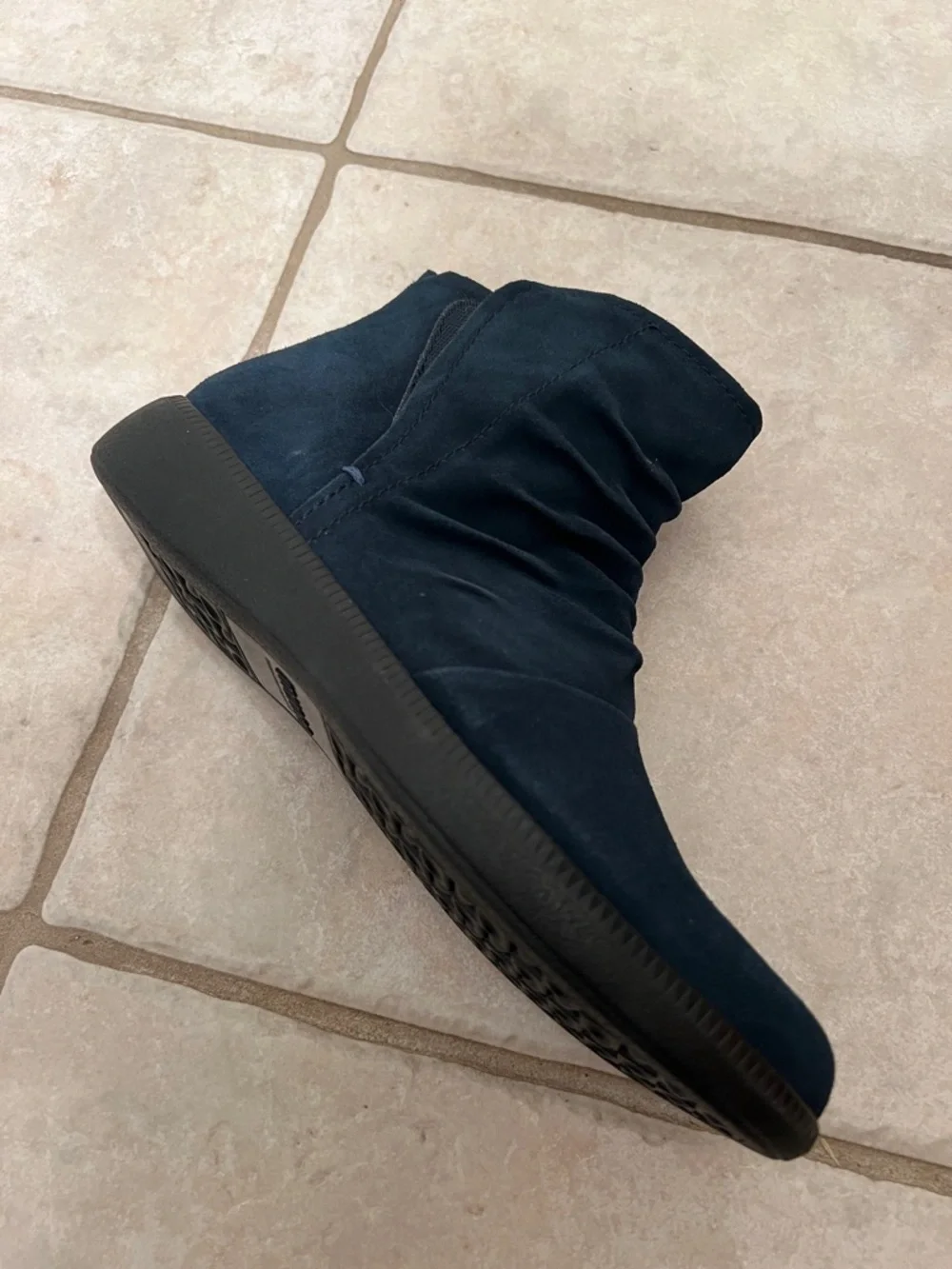 Deep Indigo Suede Women’s Munro Ankle Boots Featuring a Ruched Design Size 7